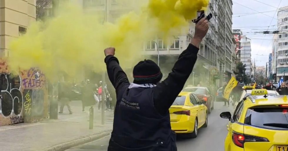 «Η κιτρινιάρα είναι μέρος της ζωής μου» - Ποιος είναι ο Παναγιώτης με το καπνογόνο στις πορείες των ταξί [βίντεο]